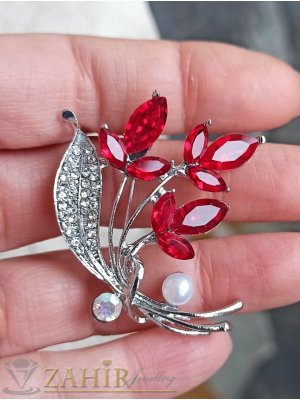  Нежна брошка цвете с малка бяла перла и червени и бели кристалчета на сребриста основа, размер 5 на 4 см, супер изработка - B1345